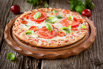 pizza mit frischen tomaten und mozzarella