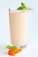 Абрикосовый молочный коктейль