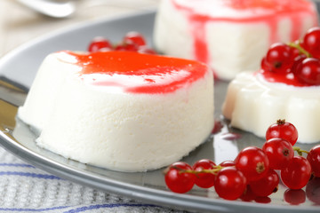 Panna cotta con crema di ribes