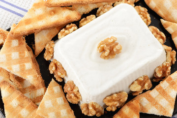 Sformato di formaggio con noci e pane tostato