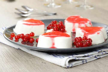 Panna cotta con salsa di ribes