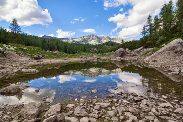 Plakat Mountain staw w Alpach Julijskich z wody refleksji, Słowenia
