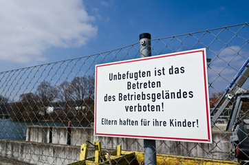 Schild Zaun Verbot