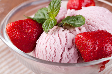 Ice cream with strawberries