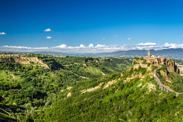 Fototapeta na wymiar Starożytne miasto na wzgórzu w Toskanii na tle gór