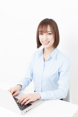 パソコンを使う女性