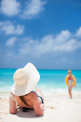 Fototapeta na wymiar Young woman relaxing on beach