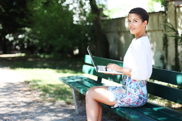 Obraz premium hübsche Frau mit Laptop