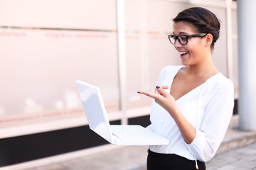 Junge Frau mit Laptop