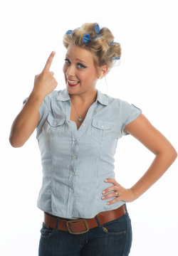 Blonde Frau mit Lockenwicklern meckert