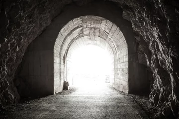 Fotobehang Tunnel Gloeiende uitgang van donkere verlaten tunnel