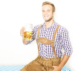 junger Mann mit Bierkrug