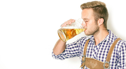 junger Mann trinkt Bier