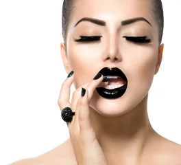 Crédence de cuisine en verre imprimé Lèvres fantaisie Fille de mode de style vogue avec manucure noire à la mode au caviar