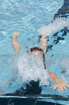 bambina che si tuffa in piscina