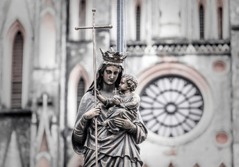 Marble statue of the virgin Mary carrying a child with a diffuse © SIRIPONG JITCHUM
