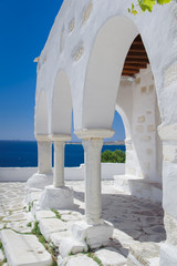 Traditional white washed walls with blue sky in Greece - obrazy, fototapety, plakaty