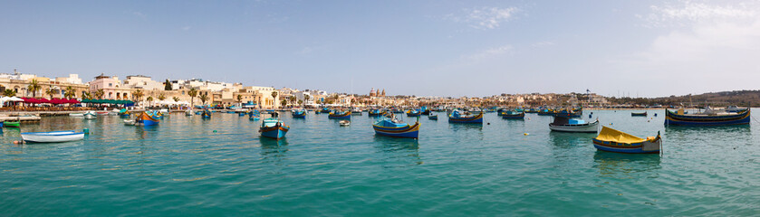Fototapeta na wymiar Panoramiczny widok portu w Marsaxlokk, Malta 2013