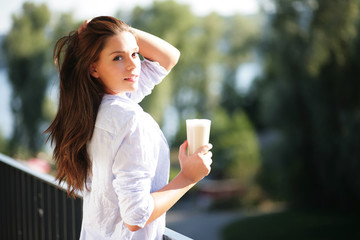schöne Frau trinkt Kaffee