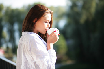 hübsche Frau trinkt Kaffee