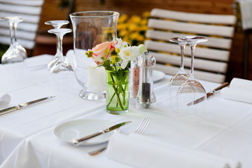 gedeckter tisch im restaurant servietten gläser besteck