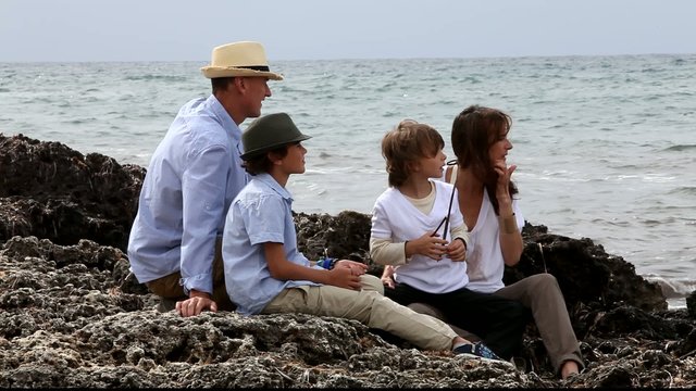 gl&uuml;ckliche familie mit kinder im urlaub am meer