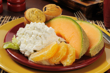 Cottage cheese with fruit and muffins