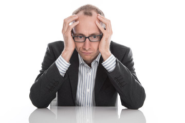 Geschäftsmann frustriert isoliert am Schreibtisch - Stress