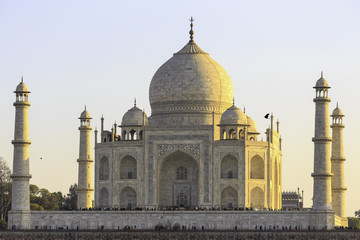 Fototapeta na wymiar Taj Mahal o zachodzie słońca