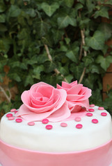 Torta decorata con rose di zucchero