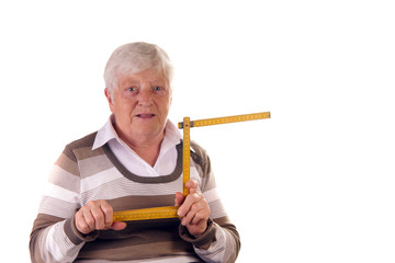Oma mit Zollstock