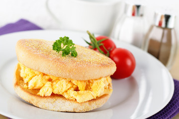 english muffin with scrambled eggs - Engliish Muffin mit Rührei