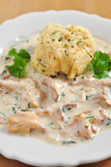 Semmelknödel mit Eierschwammerl Sauce