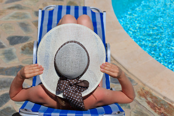 Fototapeta na wymiar woman relaxed by the pool