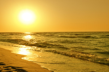 Obrazy na Szkle  piękny wschód słońca nad morzem?