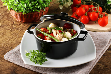 Salad with tuna, tomato, green beans and mozzarella