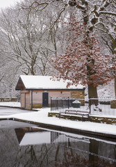 Fototapeta na wymiar Boat House pokryte śniegiem