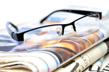 Zeitungen mit Lesebrille