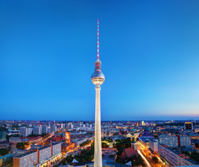 Fototapeta premium Wieża telewizyjna lub Fersehturm w Berlinie, Niemcy