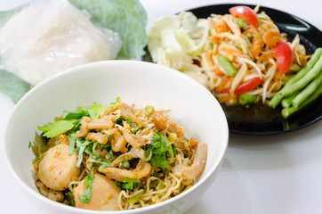 Thai noodle and spicy papaya salad somtum