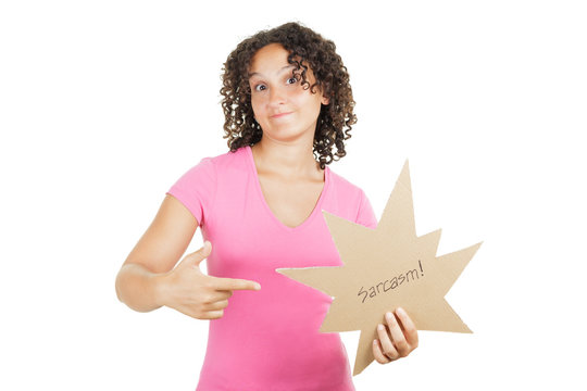 Frau mit Sarkasmusschild