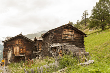 Fototapeta na wymiar Zermatt, Schweizer Alpen, Holzhäusern, Stall, Wanderweg, Schweiz