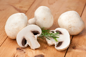 Weiße Champignons auf einem Holzbrett