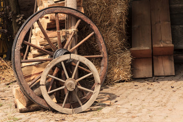 Fototapeta na wymiar Stare koła wagonu wykonane z drewna w gospodarstwie
