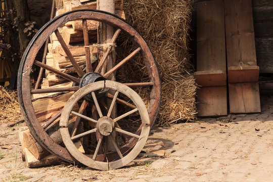 alte Wagenräder aus Holz auf einem Bauernhof