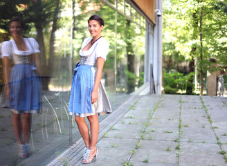 Obraz premium junge Frau in Tracht