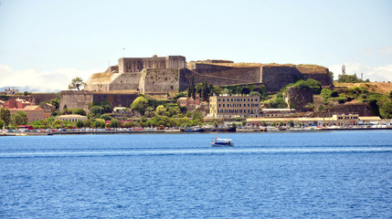 Fototapeta na wymiar Widok starożytnej twierdzy miasta Korfu, w Grecji i na morzu