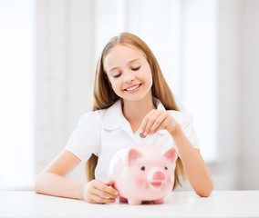 Obraz na płótnie Canvas child with piggy bank