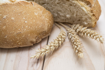 Pan de trigo en la mesa.