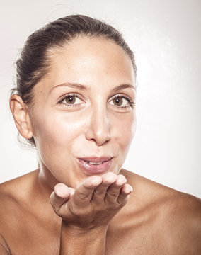 Studio, Junge Frau schickt einen Luftkuss